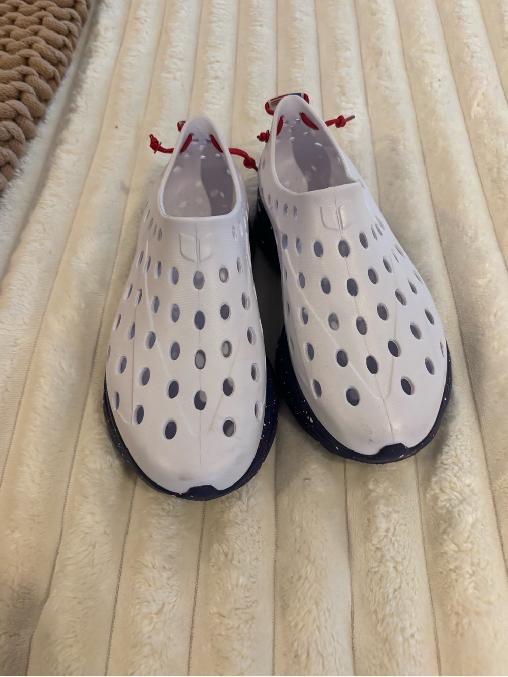 Men's White Athletic Water Shoes with Navy Sole and Red Pull Tab Kane brand